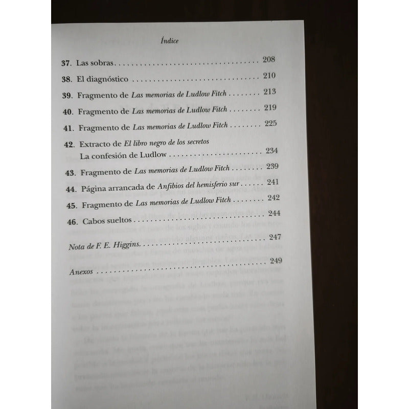El Libro Negro De Los Secretos. F E Higgins, 2008 (cuentos)