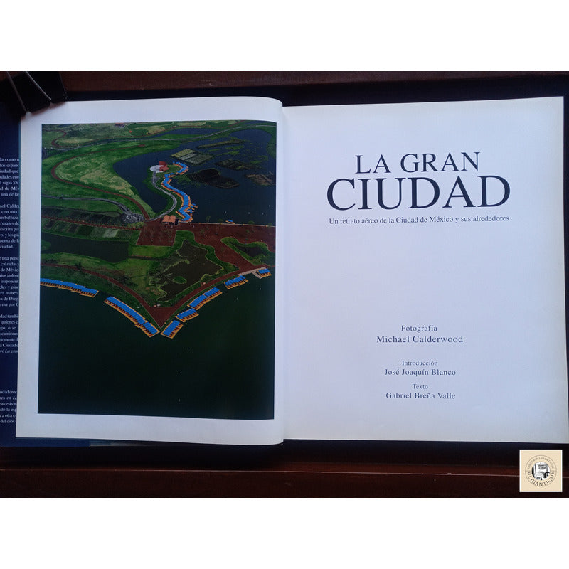 La Gran Ciudad Michael Calderwood Revimundo 1993, Fotografia